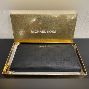 Michael Kors Wallet (NWT)